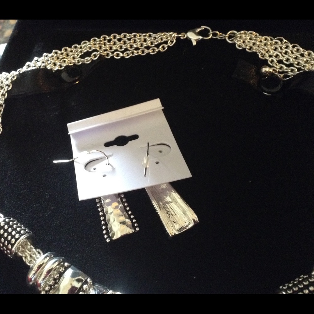 💥Final Price💥STUNNING STATEMENT NECKLACE SET - Picture 4 of 5